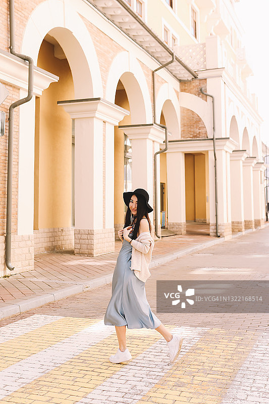 时尚年轻女人漫步欧洲街头享受自由图片素材