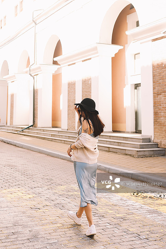 时尚年轻女人漫步欧洲街头享受自由图片素材
