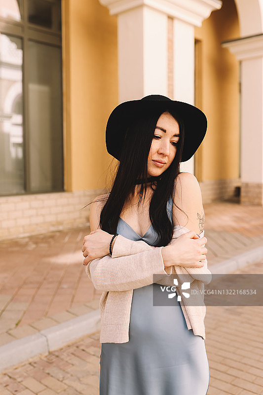 时尚年轻女人漫步欧洲街头享受自由图片素材