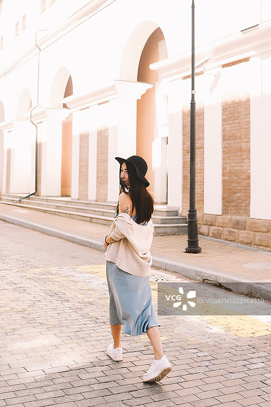时尚年轻女人漫步欧洲街头享受自由图片素材
