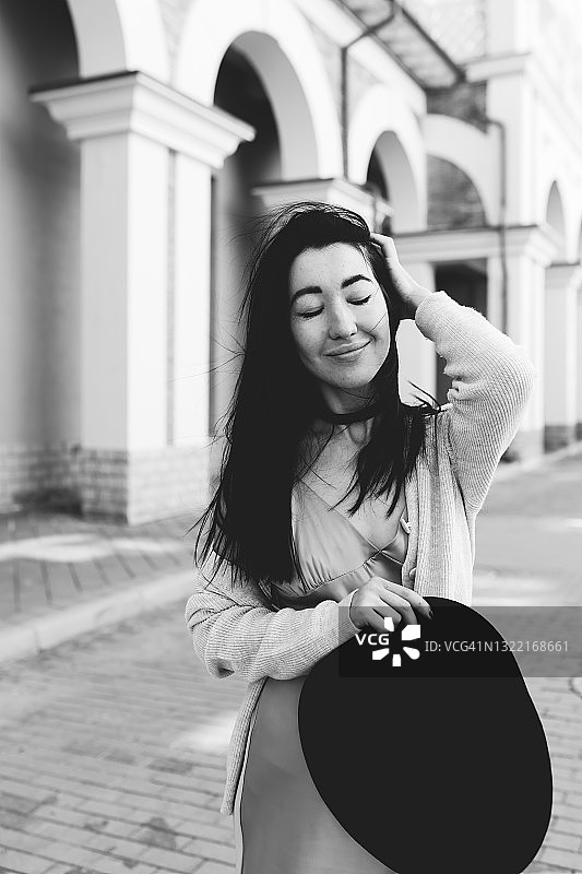 时尚年轻女人漫步欧洲街头享受自由图片素材