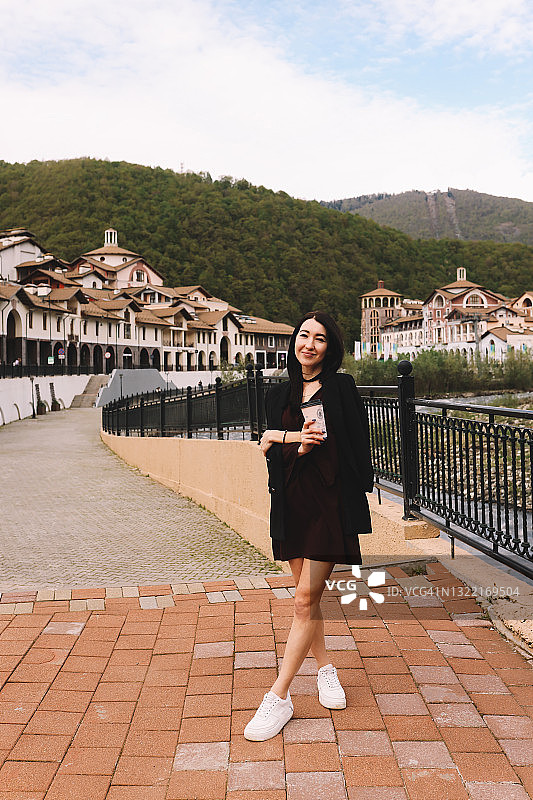 时尚年轻女人漫步欧洲街头享受自由图片素材