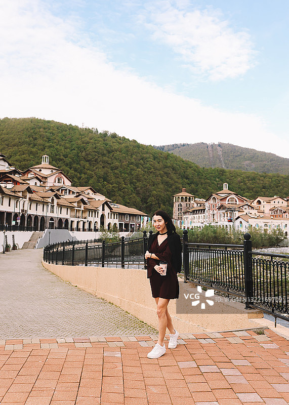 时尚年轻女人漫步欧洲街头享受自由图片素材