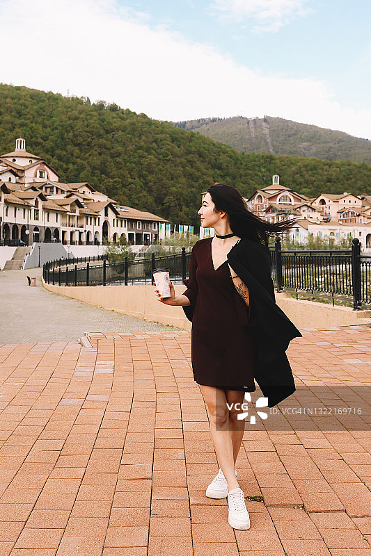 时尚年轻女人漫步欧洲街头享受自由图片素材