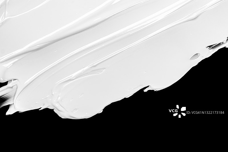 黑色背景上的白色面霜，用于化妆和皮肤护理的化妆品图片素材