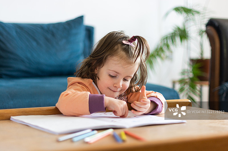 女孩在家画画图片素材