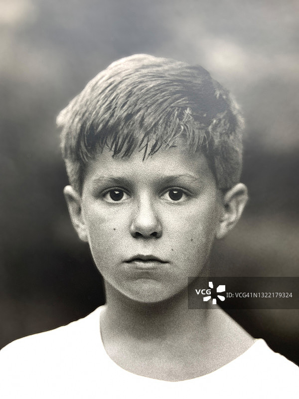 20世纪90年代的旧照片：小男孩肖像图片素材
