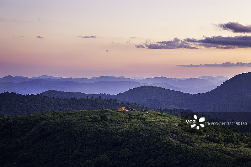 日落时分草地上的一顶帐篷图片素材