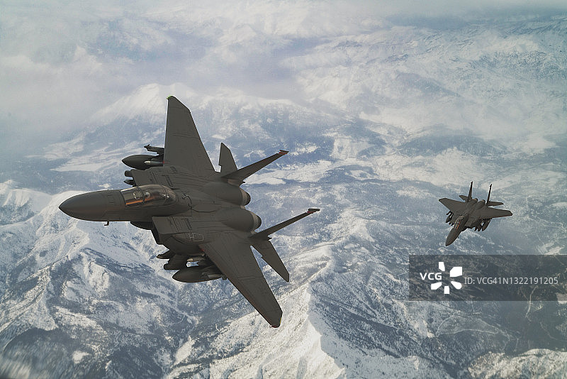 喷气式战斗机飞过云层。图片素材