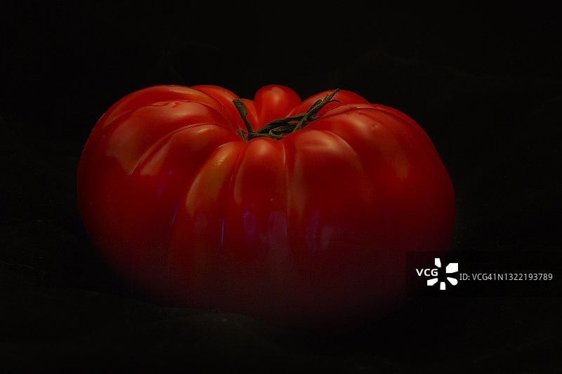 低光照下的深色背景番茄图片素材