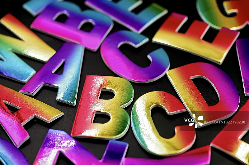 彩虹箔字母表图片素材