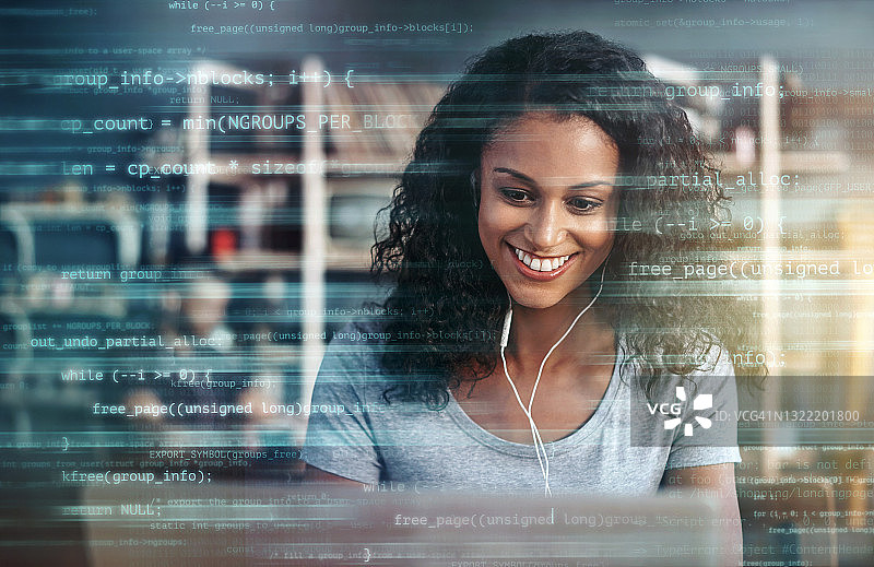 有魅力的女商人使用笔记本电脑的数码增强照片，叠加在多行电脑代码之上图片素材