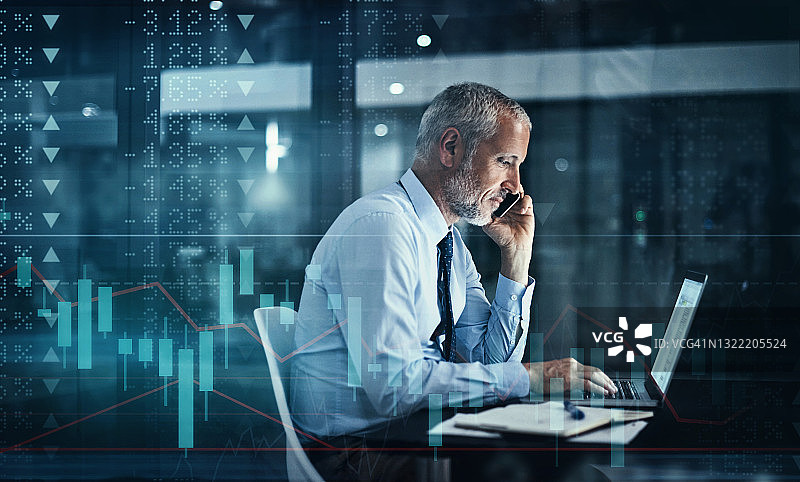 英俊商人使用手机和笔记本电脑的数字增强照片，叠加在显示股市涨跌的图表上图片素材