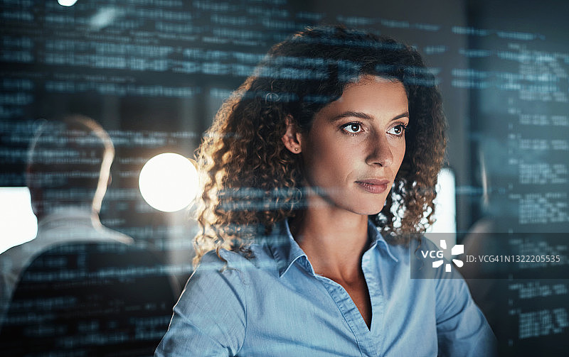 在办公室工作的有魅力的女商人叠加在多条计算机代码上的数字增强镜头图片素材