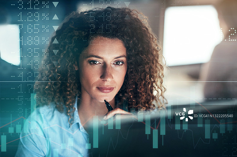 在办公室工作的迷人女商人与股票市场图表叠加图片素材