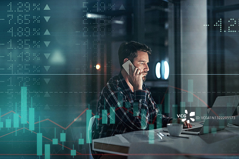 英俊商人使用手机和笔记本电脑的数字增强照片，叠加在显示股市涨跌的图表上图片素材