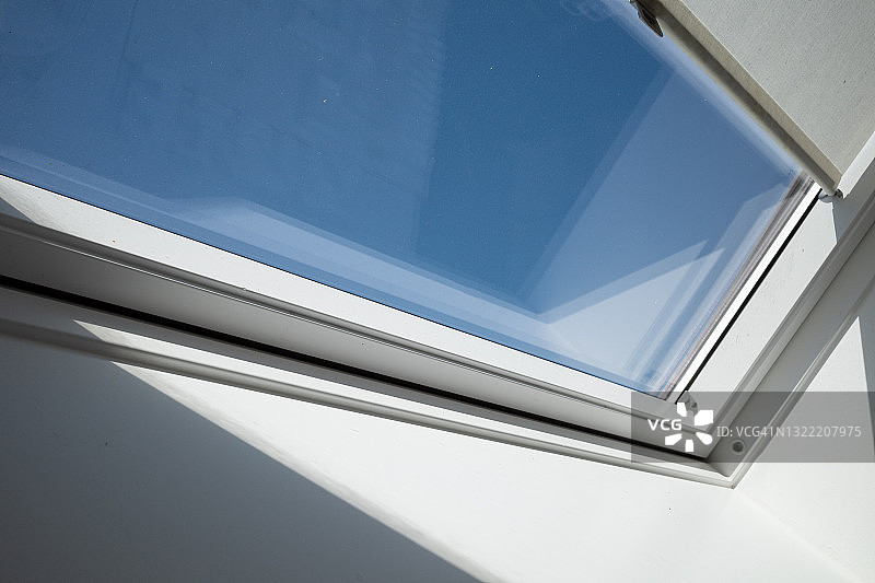 阁楼白色倾斜天窗的内部特写图片素材