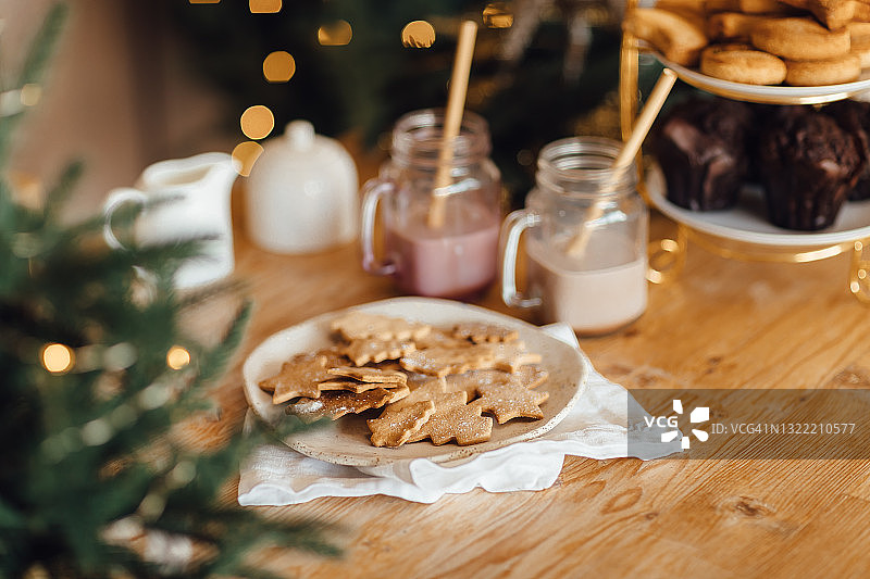 圣诞装饰厨房餐桌上的热巧克力和圣诞饼干图片素材