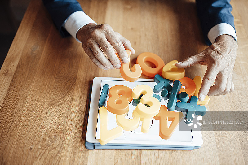 男商人在办公室用数位板收集数字玩具图片素材