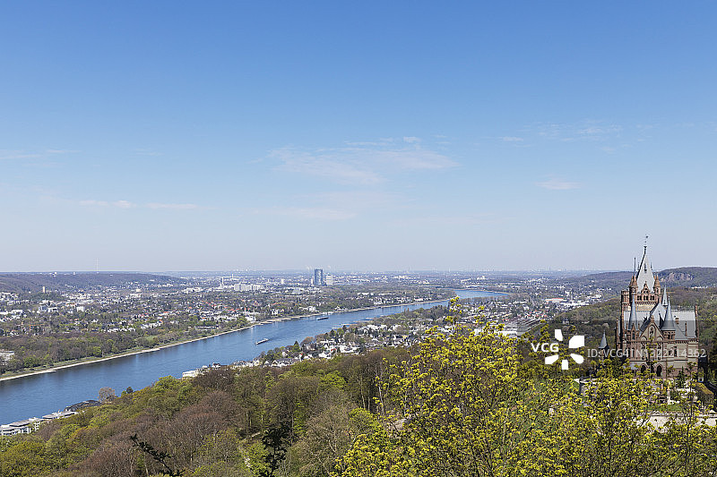 德国北莱茵-威斯特法伦州，从龙岩山上看到的莱茵河、柯尼希斯温特、波恩、科隆和龙堡城堡的景色图片素材