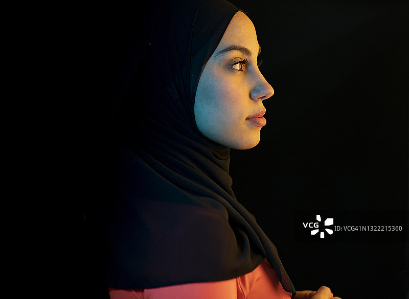 戴头巾的年轻阿拉伯女子，黑色背景图片素材
