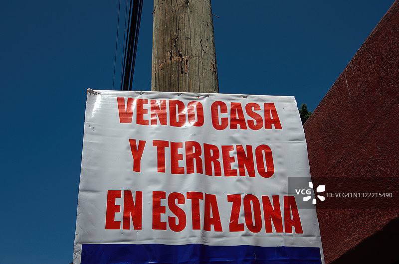 灯柱上的西班牙语房地产出售标志图片素材