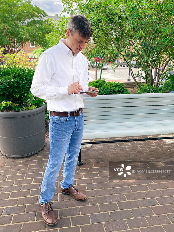 男人查看手机上的消息图片素材