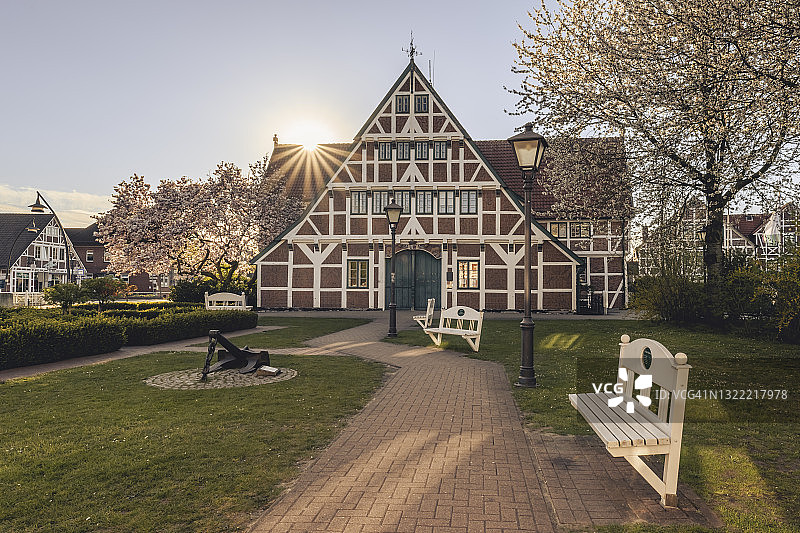 德国Altes Land Jork镇春季日落时分的市政厅图片素材