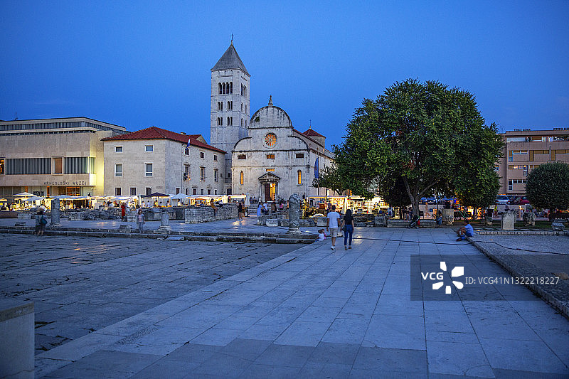 克罗地亚扎达尔县：扎达尔圣玛丽教堂前的城镇广场夜景图片素材