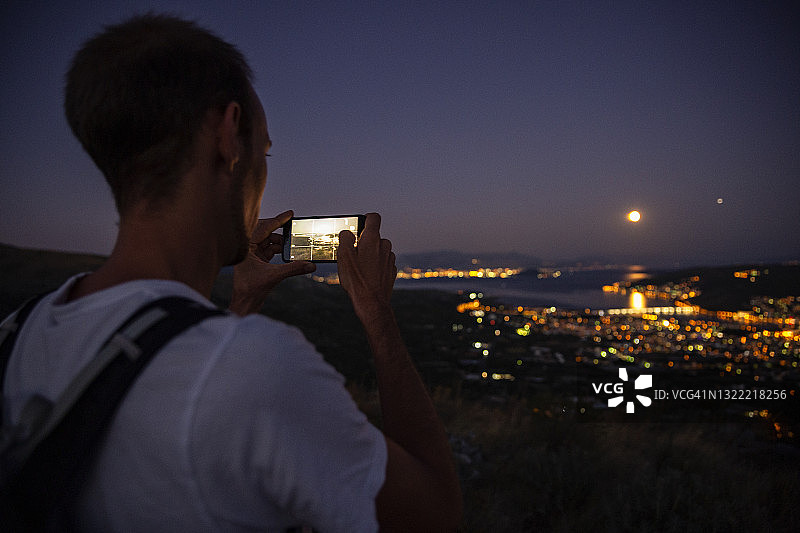 中年男人在克罗地亚特罗吉尔用手机拍照图片素材