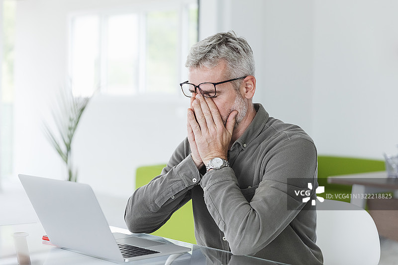 疲惫的商人揉眼睛图片素材