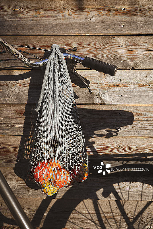 挂在自行车上的网袋苹果图片素材