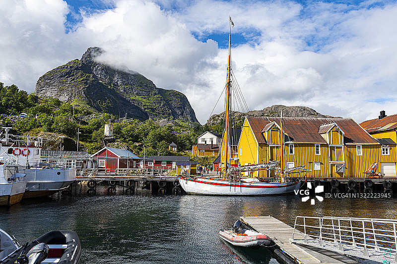 在挪威罗弗敦群岛努斯峡湾渔村旁的帆船图片素材