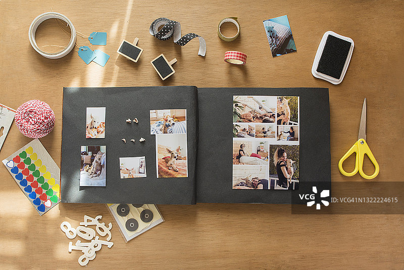 桌面上工艺品和狗的剪贴簿特写图片素材