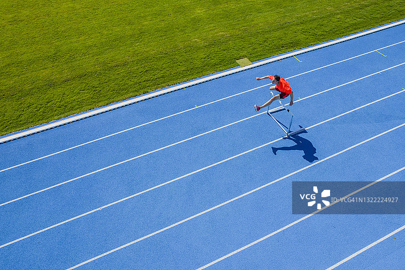 跳跃跨栏的年轻男人图片素材