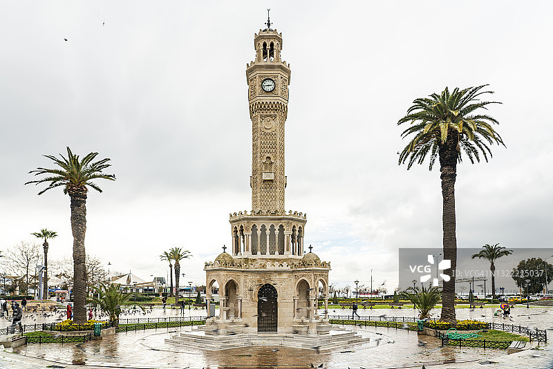 冬季土耳其伊兹密尔科纳克广场的伊兹密尔钟楼与棕榈树图片素材