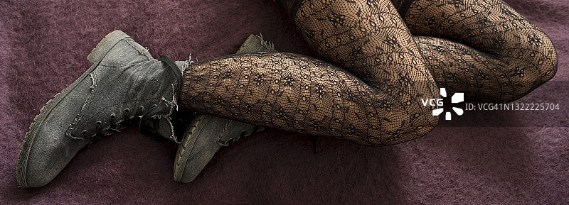 穿着靴子和长袜的年轻女人的腿图片素材