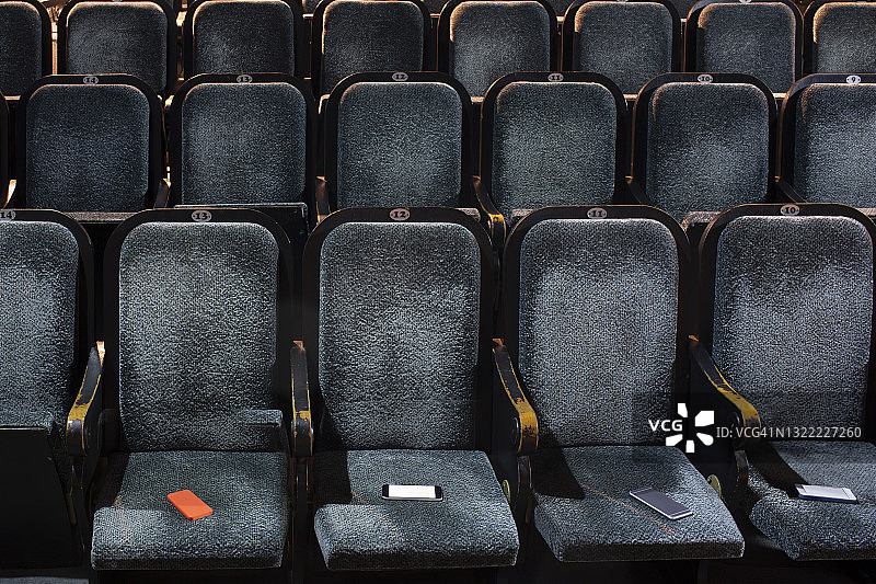空剧院座位上的手机图片素材