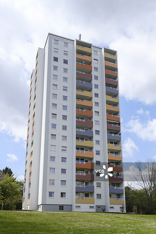德国北莱茵-威斯特法伦州哈根：带彩色阳台的高层公寓楼图片素材