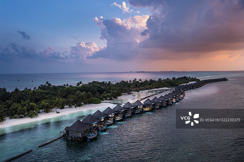 马尔代夫库雷杜岛日落时分的海上高脚屋图片素材