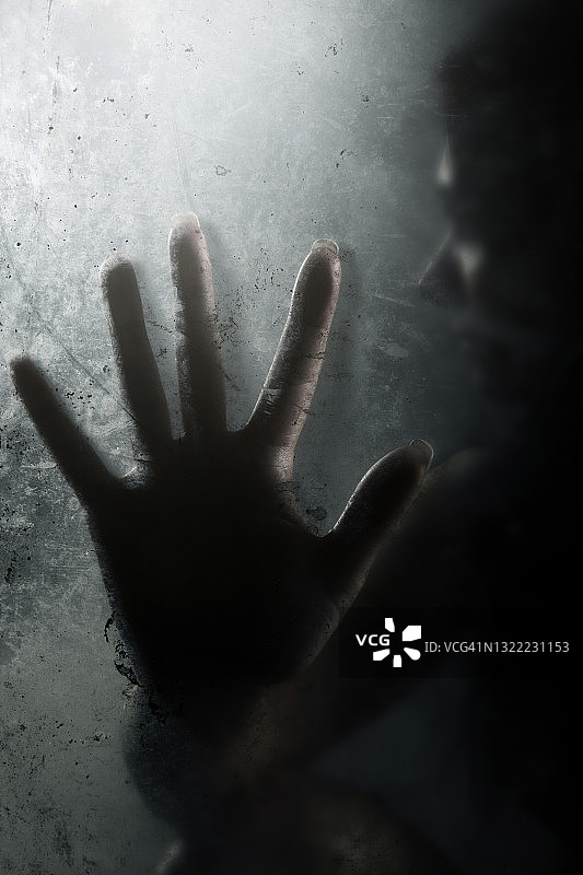 磨砂玻璃上的手部轮廓图片素材