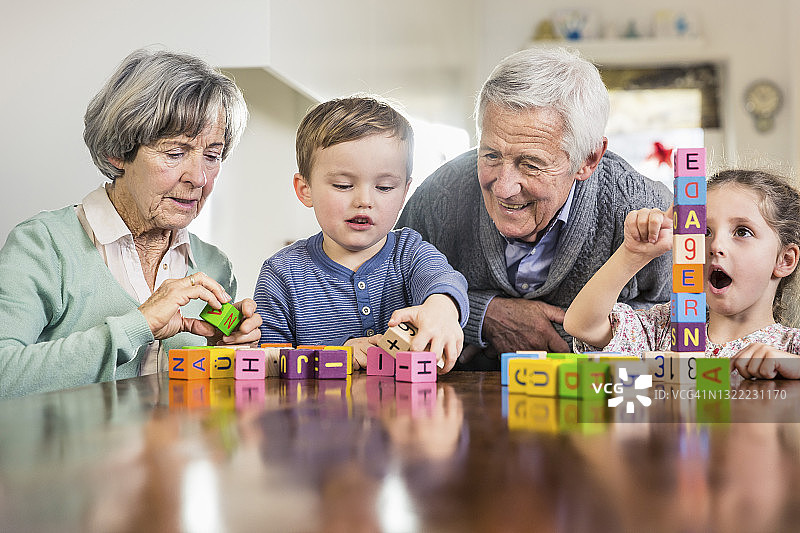 祖孙在家玩积木图片素材