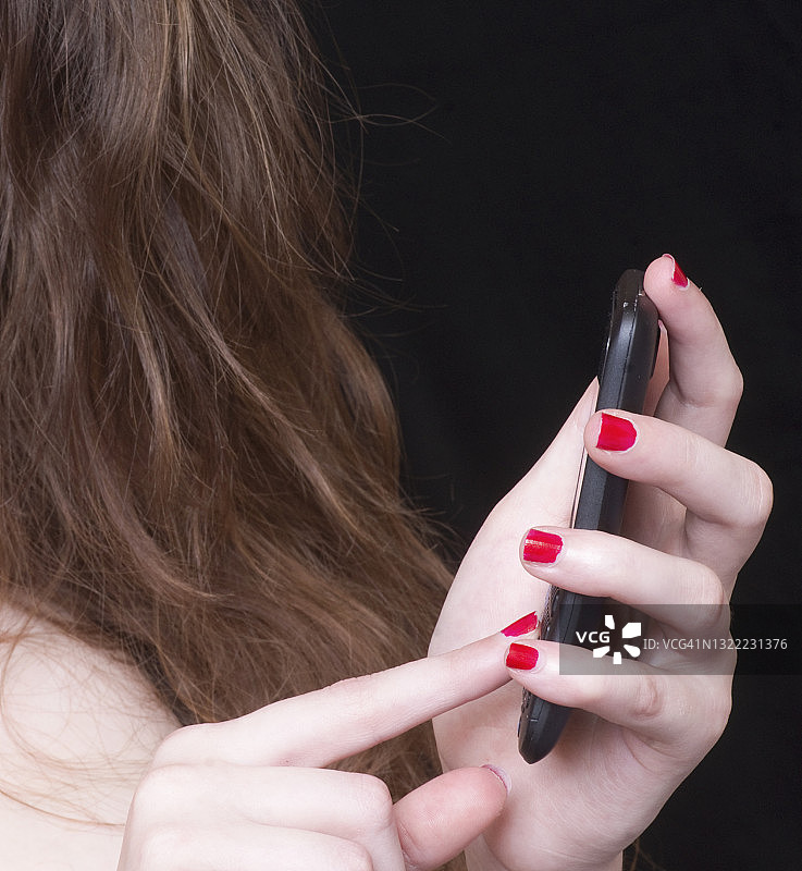 年轻女人拿着手机的手图片素材