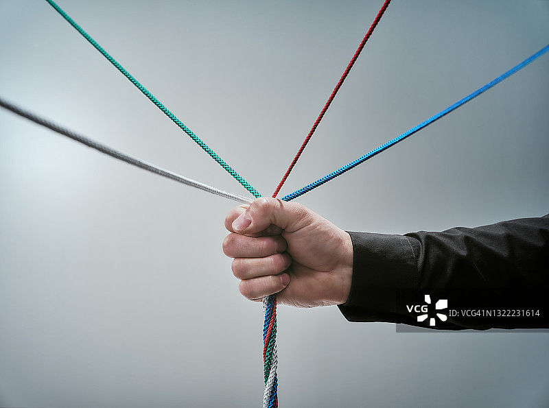 中年男人拿着彩色缠绕的电缆图片素材