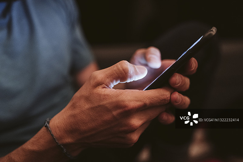 在露营车里使用智能手机的男人图片素材