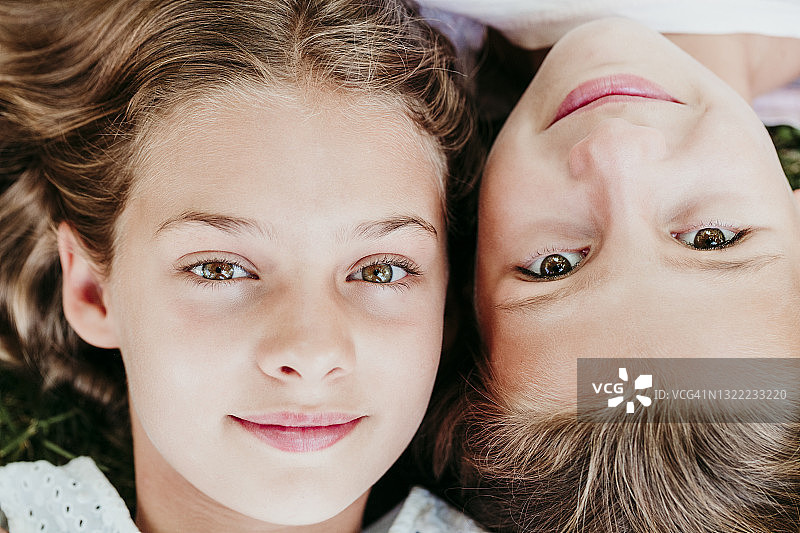 并排躺着的微笑女孩图片素材