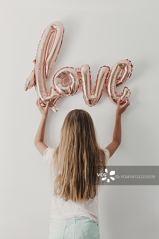女孩拿着爱心气球图片素材