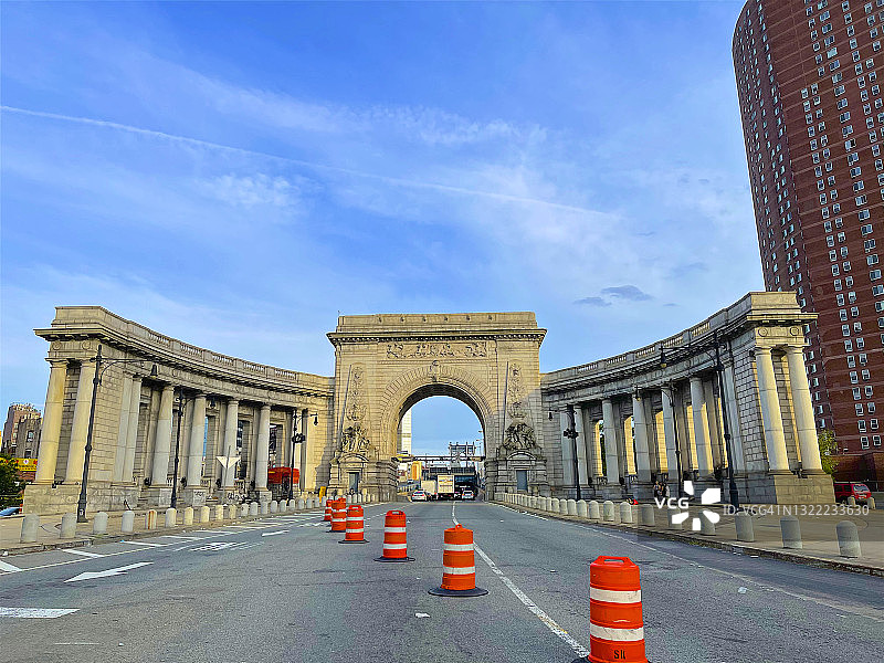 从曼哈顿一侧看雄伟的曼哈顿大桥入口，纽约市图片素材