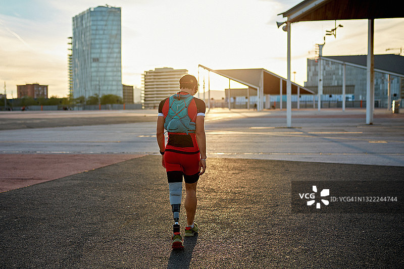 30岁左右的残疾运动员在跑步后放松图片素材