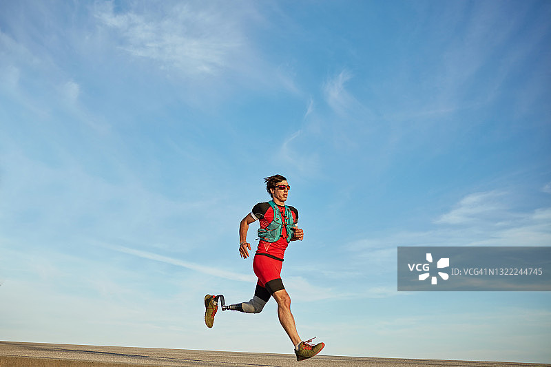 从镜头前走过的残疾运动员肖像图片素材